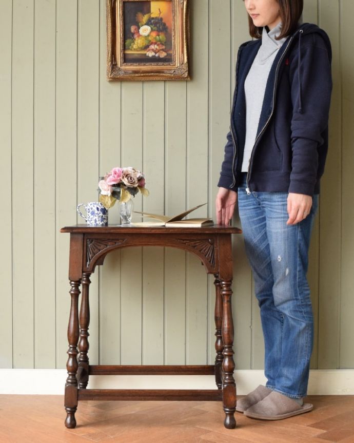 アンティークのオケージョナルテーブル