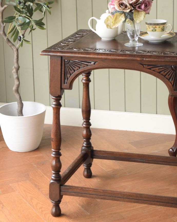 アンティークのオケージョナルテーブル