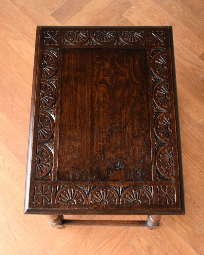 アンティークのサイドテーブルの天板