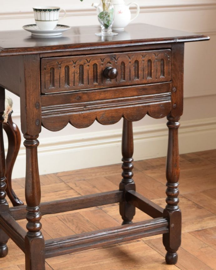 アンティークのテーブル アンティーク家具 英国で見つけた引き出し付きのアンティークコンソールテーブル(サイドテーブル)。間違いなし!英国アンティーク定番のデザイン英国アンティークらしい定番のデザインは初めての方にもおススメの間違いのない美しさです。(q-2123-f)