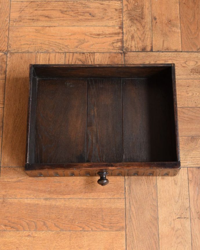 アンティークのテーブル アンティーク家具 英国で見つけた引き出し付きのアンティークコンソールテーブル(サイドテーブル)。引き出しの中もキレイに修復しました!もちろん引き出しの中も職人がキレイにお直しました。(q-2123-f)