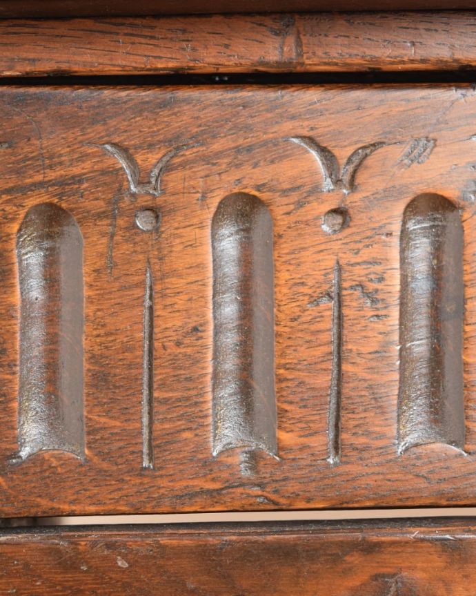 アンティークのテーブル アンティーク家具 英国で見つけた引き出し付きのアンティークコンソールテーブル(サイドテーブル)。いろんな場所にこだわり彫のデザインもいろいろです。(q-2123-f)