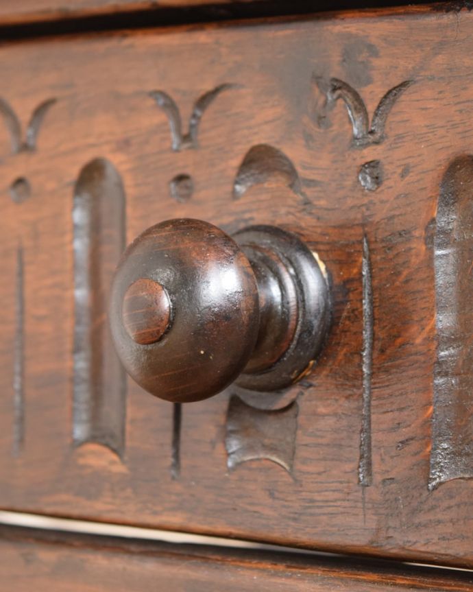 アンティークのテーブル アンティーク家具 英国で見つけた引き出し付きのアンティークコンソールテーブル(サイドテーブル)。開ける度になんだかワクワク取っ手のデザインにもこだわりが。(q-2123-f)