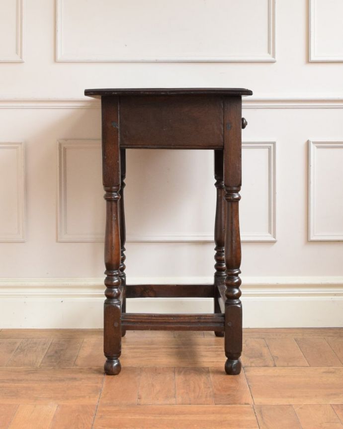 アンティークのテーブル アンティーク家具 英国で見つけた引き出し付きのアンティークコンソールテーブル(サイドテーブル)。クルッと回転。(q-2123-f)