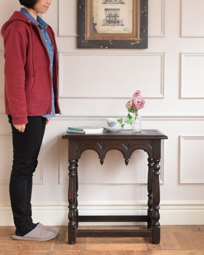 アンティークのテーブル アンティーク家具 英国のアンティーク家具のサイドテーブル、天板の装飾が美しいホールテーブル。便利に使えるコンパクトサイズのテーブル「オケージョナル」とは「便利に使える」と言う意味。(q-2124-f)