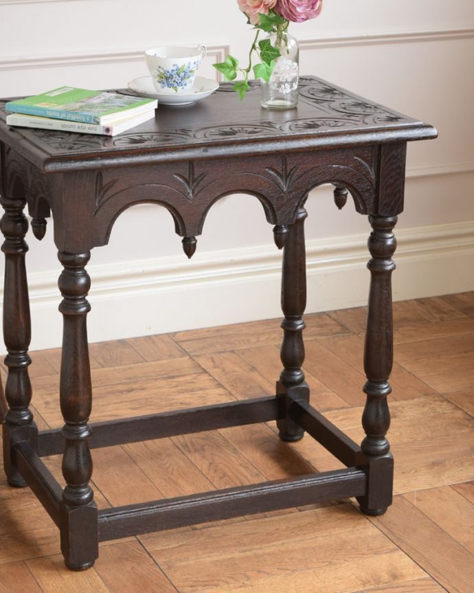 アンティークのテーブル アンティーク家具 英国のアンティーク家具のサイドテーブル、天板の装飾が美しいホールテーブル。間違いなし!英国アンティーク定番のデザイン英国アンティークらしい定番のデザインは初めての方にもおススメの間違いのない美しさです。(q-2124-f)