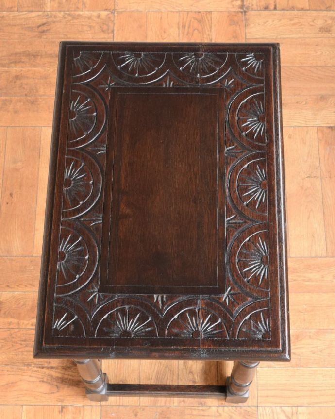 アンティークのテーブル アンティーク家具 英国のアンティーク家具のサイドテーブル、天板の装飾が美しいホールテーブル。キレイに修復しましたやっぱり気になるテーブルの天板。(q-2124-f)