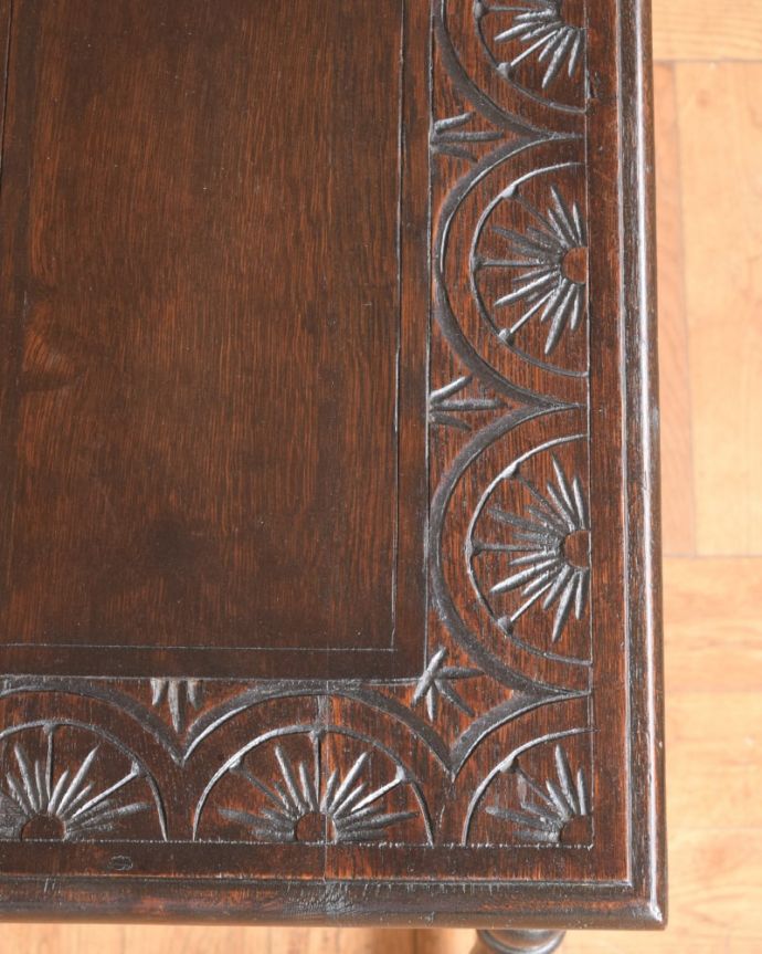 アンティークのテーブル アンティーク家具 英国のアンティーク家具のサイドテーブル、天板の装飾が美しいホールテーブル。近づいて見てみると・・・天板を見てみるとこんな感じです。(q-2124-f)