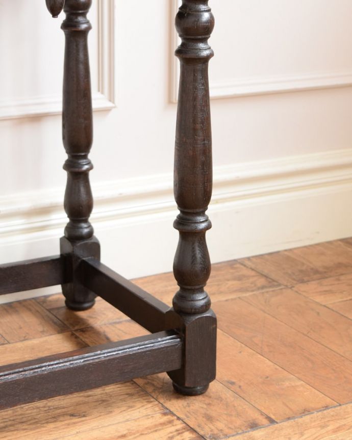 アンティークのテーブル アンティーク家具 英国のアンティーク家具のサイドテーブル、天板の装飾が美しいホールテーブル。持ち上げなくても大丈夫!Handleのアンティークは、脚の裏にフェルトキーパーをお付けしています。(q-2124-f)