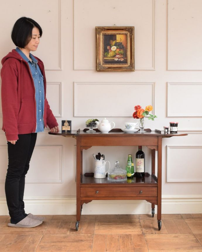 アンティークのワゴン・トローリー アンティーク家具 アンティークワゴン、サイズを変えて便利に使える家具(トロリー)(引き出し付き) 。天板が大きくなっちゃう便利なトローリードロップリーフタイプになっているアンティークのトローリー。(q-2126-f)