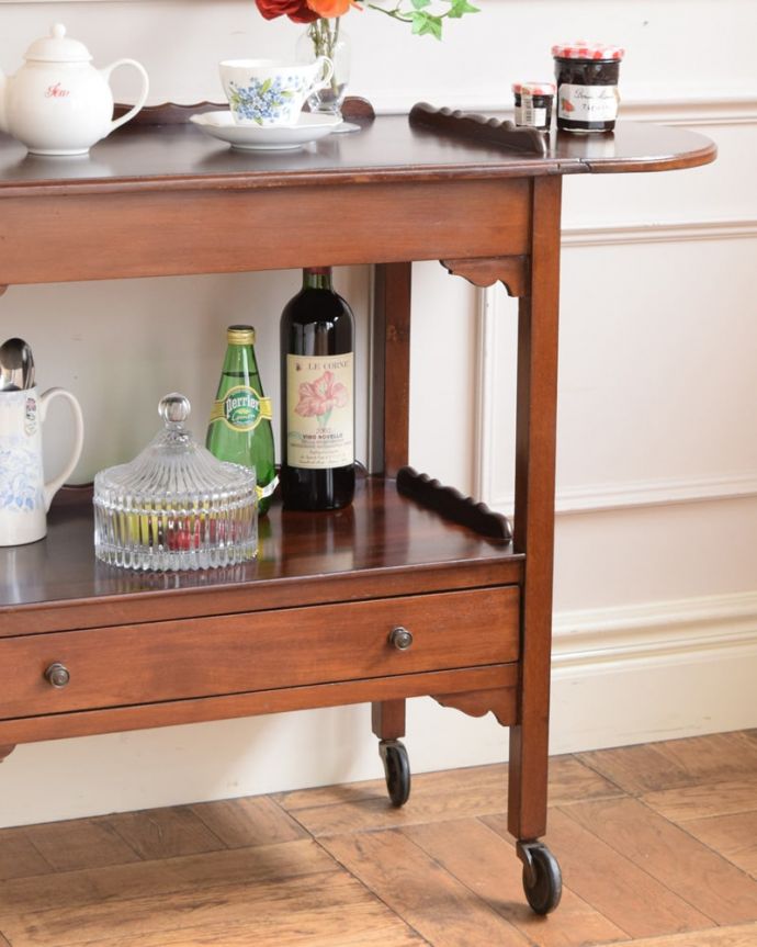 アンティークのワゴン・トローリー アンティーク家具 アンティークワゴン、サイズを変えて便利に使える家具(トロリー)(引き出し付き) 。アンティークのワゴンは使い方が自由自在簡単に移動が出来るワゴン。(q-2126-f)