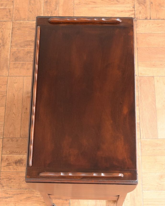 アンティークのワゴン・トローリー アンティーク家具 アンティークワゴン、サイズを変えて便利に使える家具(トロリー)(引き出し付き) 。広げればテーブル代わりになっちゃう広い天板まるでワゴンの上にドロップリーフテーブルが付いているようなデザイン。(q-2126-f)