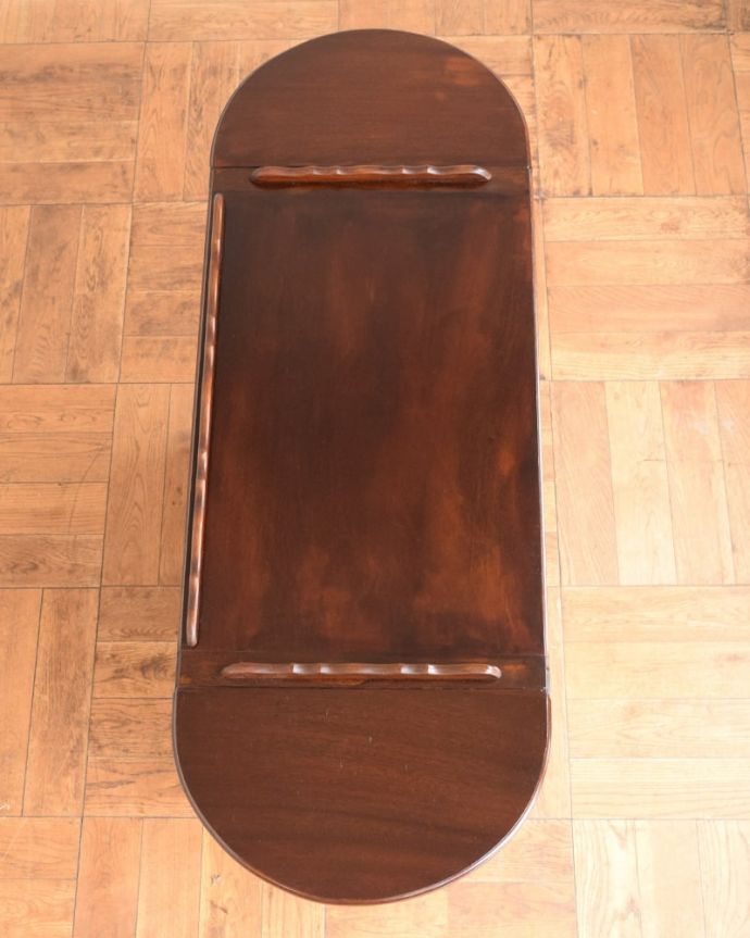 アンティークのワゴン・トローリー アンティーク家具 アンティークワゴン、サイズを変えて便利に使える家具(トロリー)(引き出し付き) 。広げればテーブル代わりになっちゃう広い天板まるでワゴンの上にドロップリーフテーブルが付いているようなデザイン。(q-2126-f)