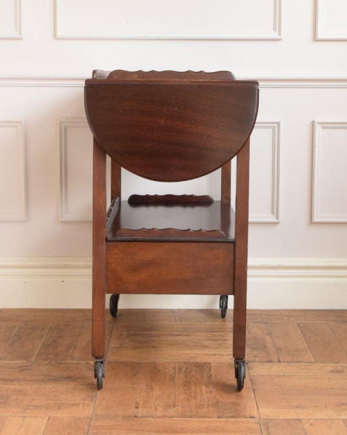 アンティークのワゴン・トローリー アンティーク家具 アンティークワゴン、サイズを変えて便利に使える家具(トロリー)(引き出し付き) 。360度、どこから見てもキレイアンティークは新品ではないので、もちろん経年変化によるキズはありますが、専門の職人がキレイにお直しをしているので、どの角度から見てもキレイです。(q-2126-f)