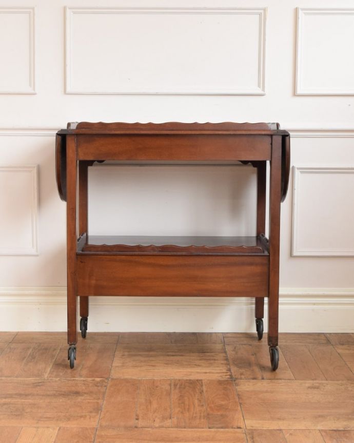 アンティークのワゴン・トローリー アンティーク家具 アンティークワゴン、サイズを変えて便利に使える家具(トロリー)(引き出し付き) 。キッチンだけじゃもったいない!アンティークのワゴンはデザインもキレイなので、キッチン用として使うだけじゃなく、家具としていろいろ使えます。(q-2126-f)