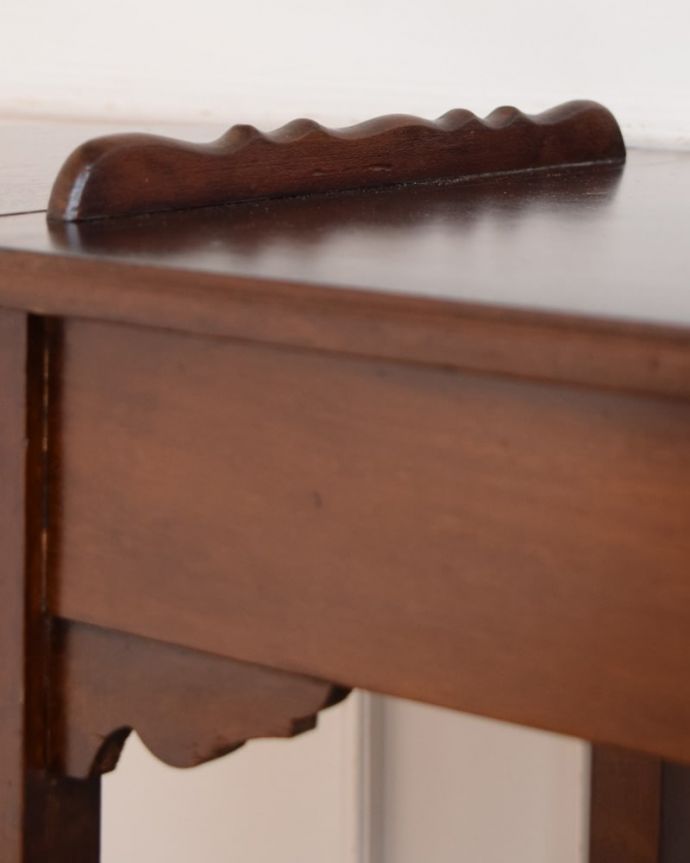 アンティークのワゴン・トローリー アンティーク家具 アンティークワゴン、サイズを変えて便利に使える家具(トロリー)(引き出し付き) 。ちょっとしたこだわり天板の縁の部分に落ちないような仕掛けになっています。(q-2126-f)