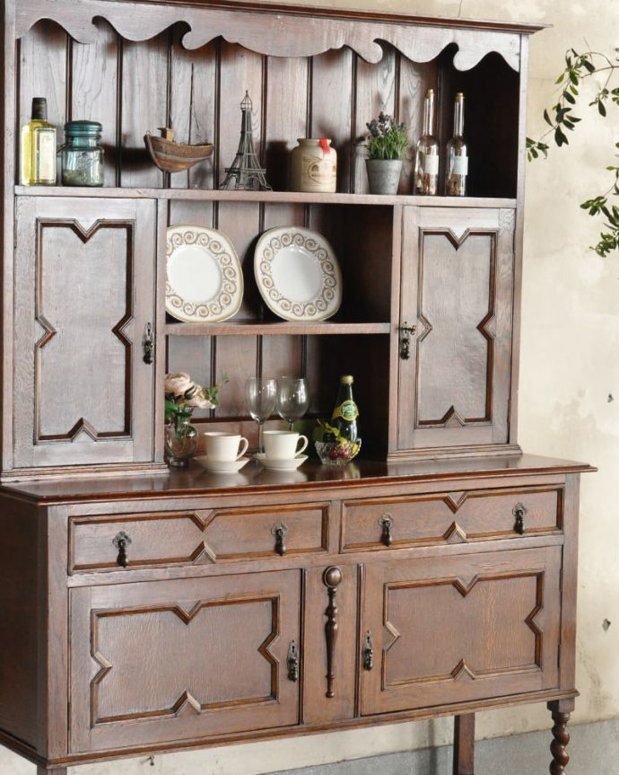 アンティーク家具らしさが漂うオープンシェルフ