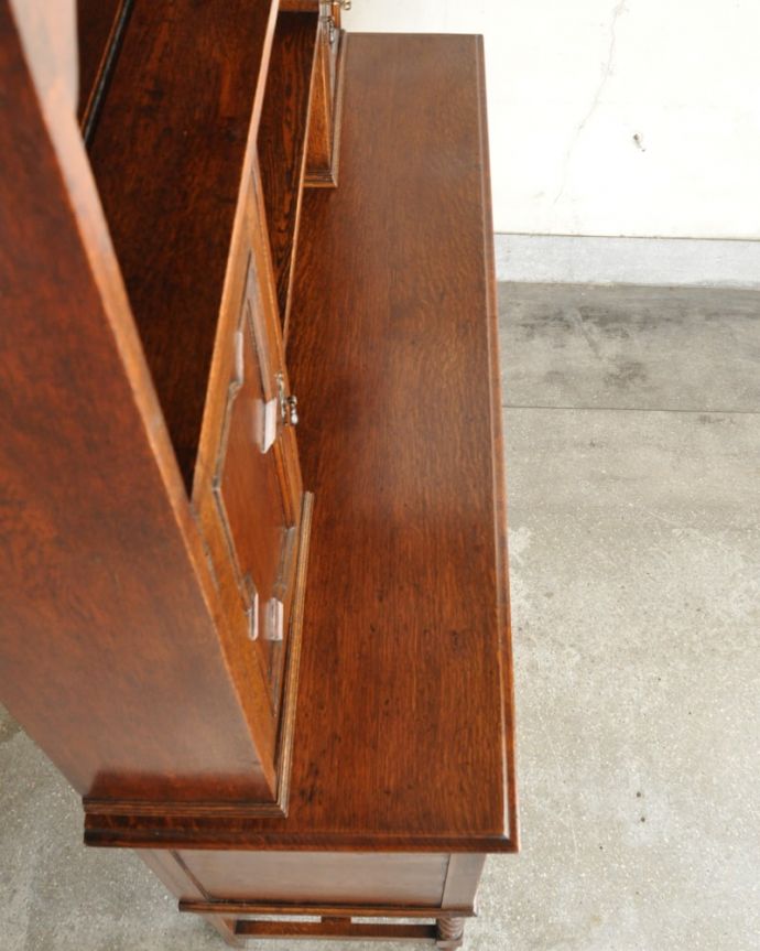 アンティークのオープンシェルフの天板