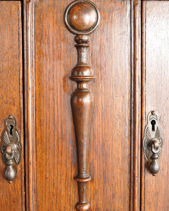 英国アンティーク家具らしい装飾