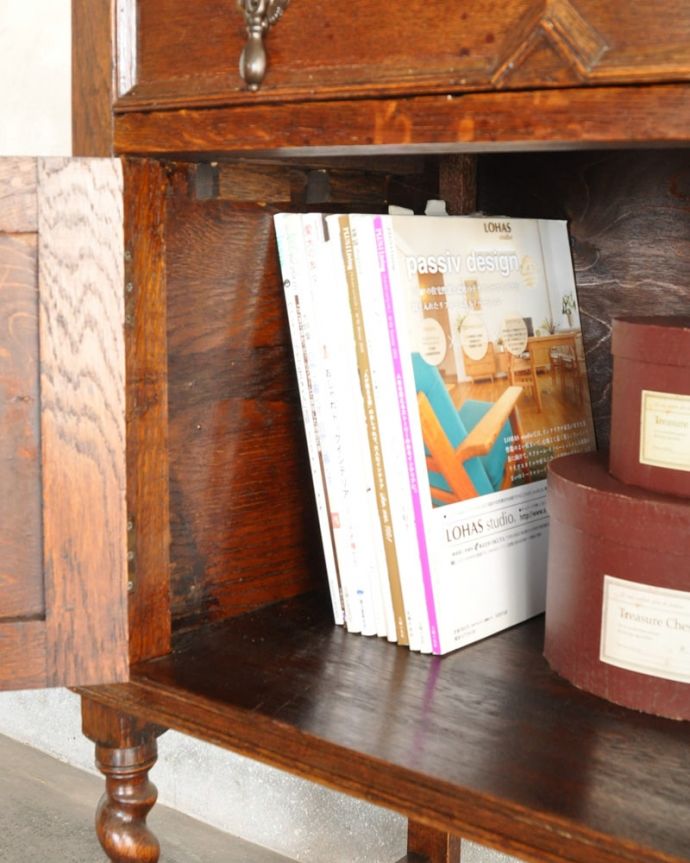 キャビネットの扉を開けると