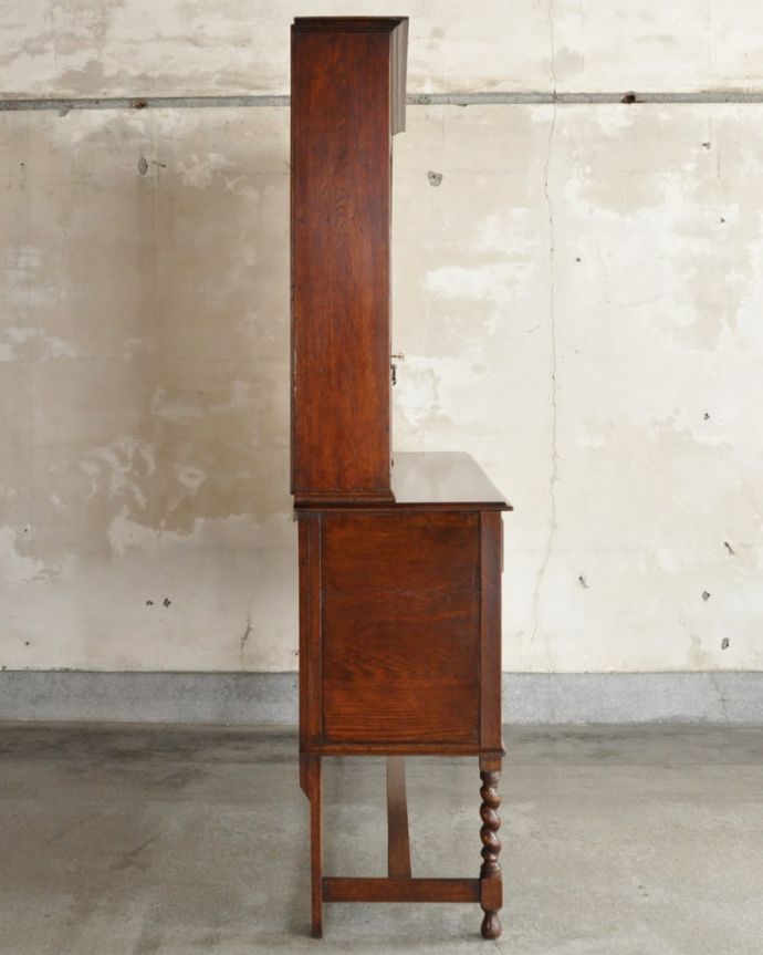 オープンシェルフの側面