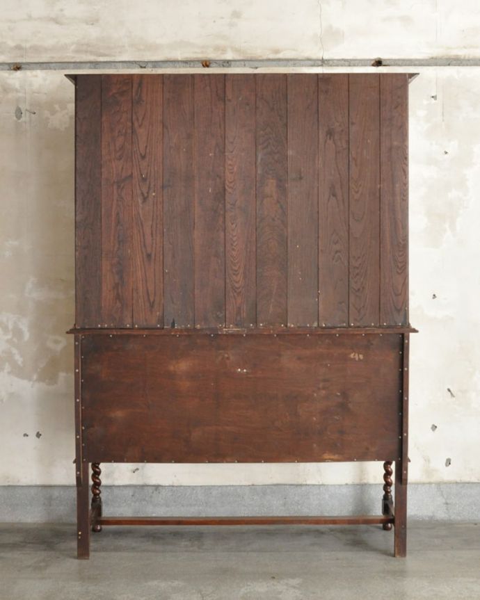 キャビネットの後ろ姿