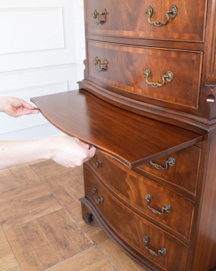 アンティークのチェスト　アンティーク家具　英国のアンティークチェスト、マホガニー材のチェスト・オン・チェスト。便利に使える作業台付き引っ張り出すと、ちょっとモノを置いて使うのに便利なスライドトレイが出てきます。(q-2129-f)