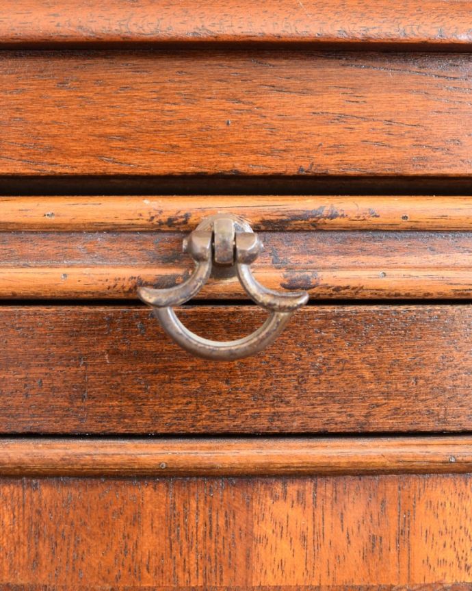 アンティークのチェスト　アンティーク家具　英国のアンティークチェスト、マホガニー材のチェスト・オン・チェスト。開ける度にワクワクする取っ手アンティークらしいデザインの取っ手をそっと引っ張って中を開けるたびに、宝箱を開けている気分です。(q-2129-f)