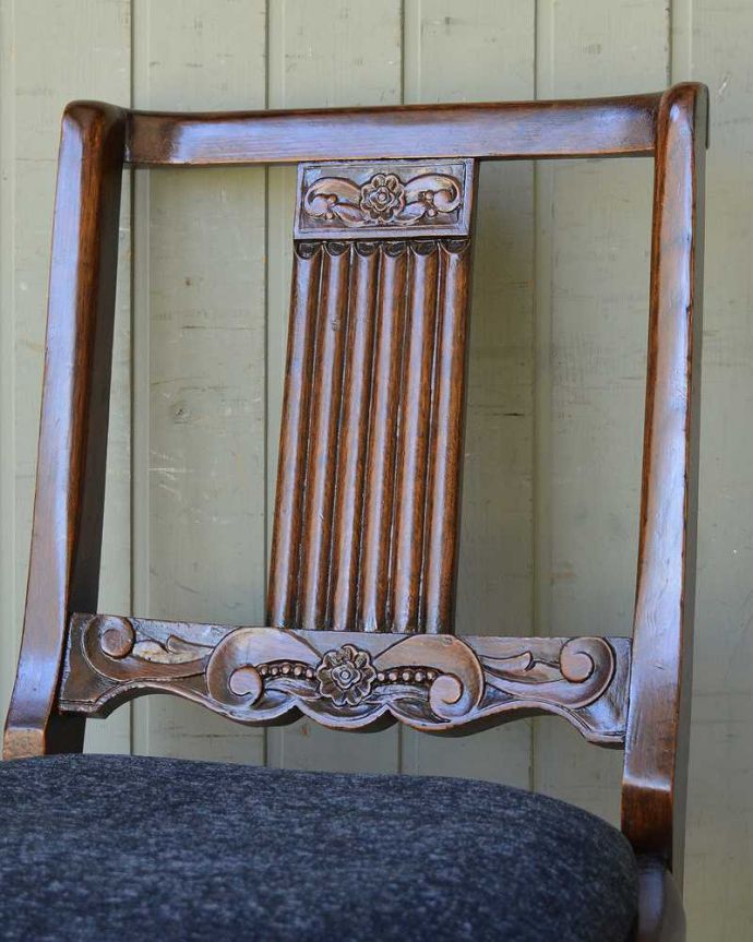 ダイニングチェア　アンティーク チェア　英国のオークチェア、高級感のあるバルボスレッグのアンティークチェア。背もたれには可愛らしい彫脚のデザインとは対照的に背もたれに彫られた女性らしいデザイン。(q-213-c)