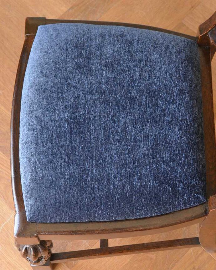 ダイニングチェア　アンティーク チェア　英国のオークチェア、高級感のあるバルボスレッグのアンティークチェア。座面を上から見るとこんな感じ座面は布貼りなので、長時間座っても疲れません。(q-213-c)