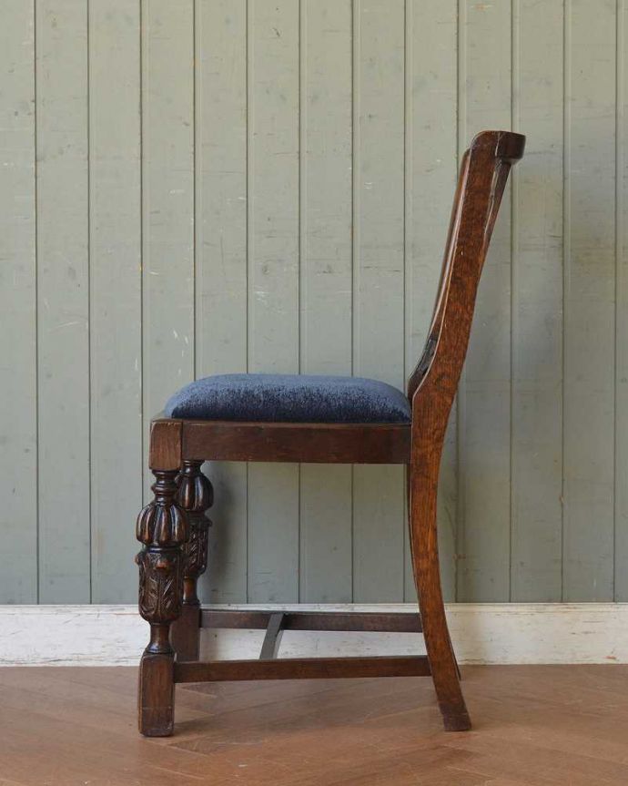 ダイニングチェア　アンティーク チェア　英国のオークチェア、高級感のあるバルボスレッグのアンティークチェア。横から見るとこんな感じ背もたれがカーブしているので楽です。(q-213-c)