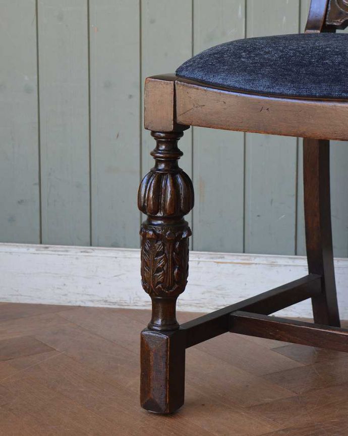 ダイニングチェア　アンティーク チェア　英国のオークチェア、高級感のあるバルボスレッグのアンティークチェア。移動もラクラクHandleのアンティークチェアの脚の裏には、フェルトキーパーをお付けしていますので、床を滑らせてお使い頂けます。(q-213-c)