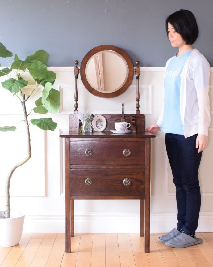 アンティークのドレッサー　アンティーク家具　英国のドレッサー、丸い鏡が付いたコンパクトサイズのアンティークのドレッシングチェスト。鏡も収納も楽しめちゃう女性のための家具チェストの上にミラーが付いたドレッシングチェスト。(q-2130-f)