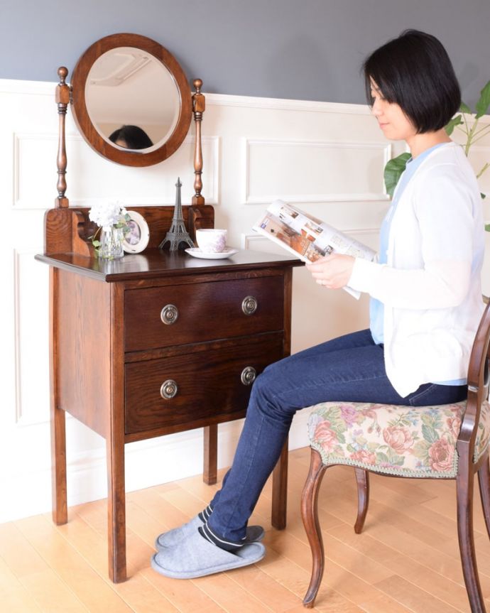 アンティークのドレッサー　アンティーク家具　英国のドレッサー、丸い鏡が付いたコンパクトサイズのアンティークのドレッシングチェスト。寝室だけじゃなく、リビングでも玄関でも･･･ドレッサーは寝室で使うイメージがありますが、アンティークのものはデザインが素敵なので、みんなが集まる場所に置いて見せながら使って下さい。(q-2130-f)