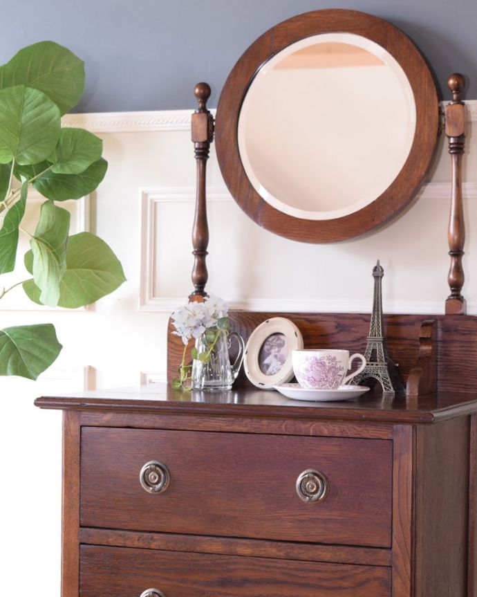 アンティークのドレッサー　アンティーク家具　英国のドレッサー、丸い鏡が付いたコンパクトサイズのアンティークのドレッシングチェスト。英国アンティークらしい凛とした雰囲気木目と彫の美しさが際立つ英国のアンティークらしいドレッシングチェスト。(q-2130-f)