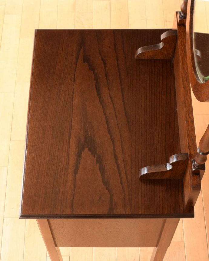 アンティークのドレッサー　アンティーク家具　英国のドレッサー、丸い鏡が付いたコンパクトサイズのアンティークのドレッシングチェスト。上から見るとこんな感じです。(q-2130-f)