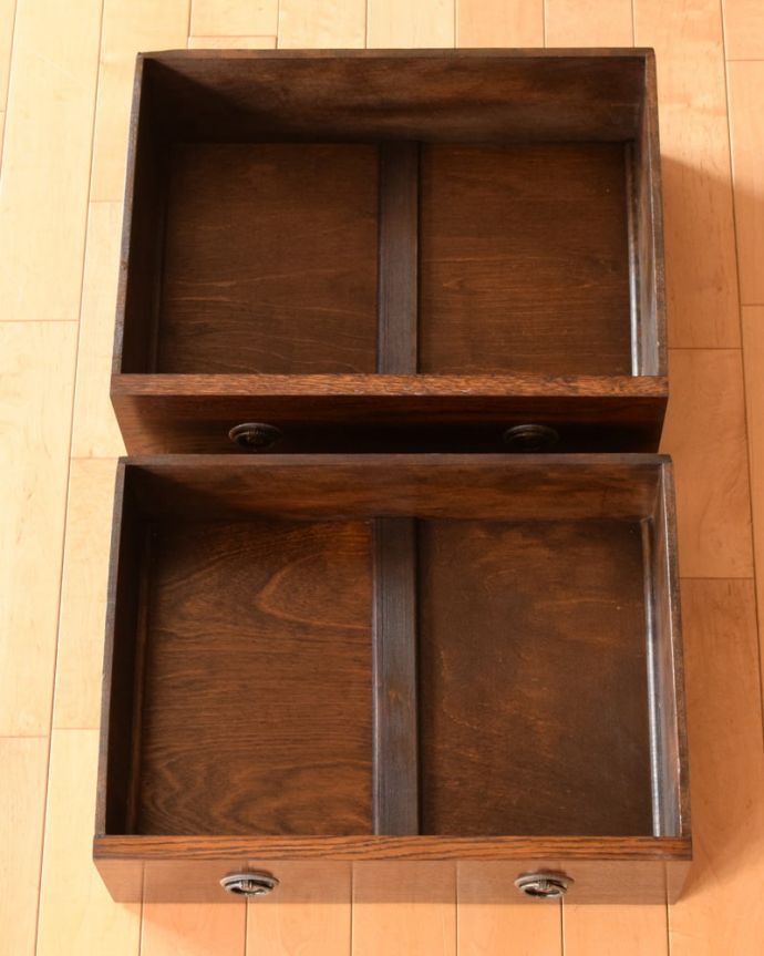 アンティークのドレッサー　アンティーク家具　英国のドレッサー、丸い鏡が付いたコンパクトサイズのアンティークのドレッシングチェスト。たっぷり収納出来るキレイな引き出しお洋服もたくさん入る引き出し。(q-2130-f)