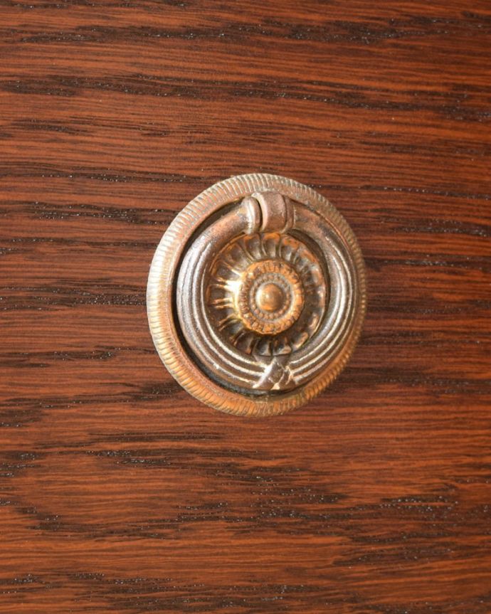 アンティークのドレッサー　アンティーク家具　英国のドレッサー、丸い鏡が付いたコンパクトサイズのアンティークのドレッシングチェスト。アンティークらしい素敵な取っ手味わい深いアンティークらしい取っ手のデザインからも時間の流れが感じられます。(q-2130-f)