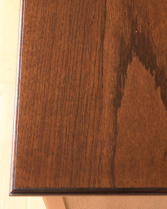 アンティークのドレッサー　アンティーク家具　英国のドレッサー、丸い鏡が付いたコンパクトサイズのアンティークのドレッシングチェスト。天板を近くから見ると･･･デスクは天板を使う家具なので、キレイにお直ししました。(q-2130-f)