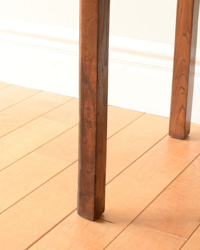 アンティークのドレッサー　アンティーク家具　英国のドレッサー、丸い鏡が付いたコンパクトサイズのアンティークのドレッシングチェスト。女性1人でラクラク運べちゃう仕掛けHandleのアンティークは、脚の裏にフェルトキーパーをお付けしています。(q-2130-f)