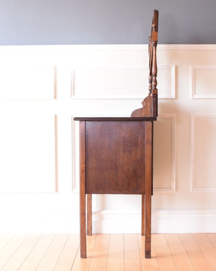 アンティークのドレッサー　アンティーク家具　英国のドレッサー、丸い鏡が付いたコンパクトサイズのアンティークのドレッシングチェスト。横から見てもステキ横から見るとこんな感じ。(q-2130-f)