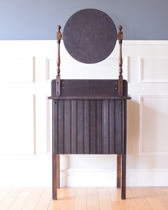 アンティークのドレッサー　アンティーク家具　英国のドレッサー、丸い鏡が付いたコンパクトサイズのアンティークのドレッシングチェスト。もちろん後ろ姿もキレイです。(q-2130-f)