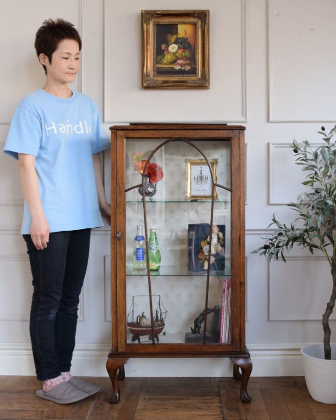 アンティークのキャビネット アンティーク家具 イギリスのアンティーク家具、どこにでも置ける小さなガラスキャビネット。どこにでも置けちゃうサイズが魅力のキャビネットちょっとしたスペースがあればどこにでも置けちゃうコンパクトサイズのガラスキャビネット。(q-2131-f)