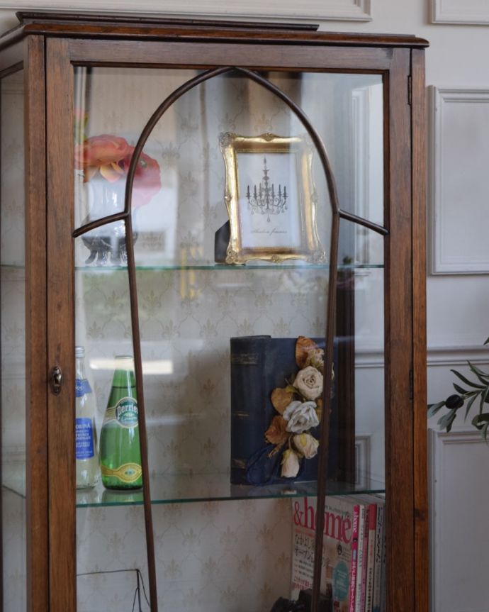 アンティークのキャビネット アンティーク家具 イギリスのアンティーク家具、どこにでも置ける小さなガラスキャビネット。ガラス越しに中をのぞいてみると・・・中に入れたものが、なんだかちょっと高級に見えちゃうんです。(q-2131-f)