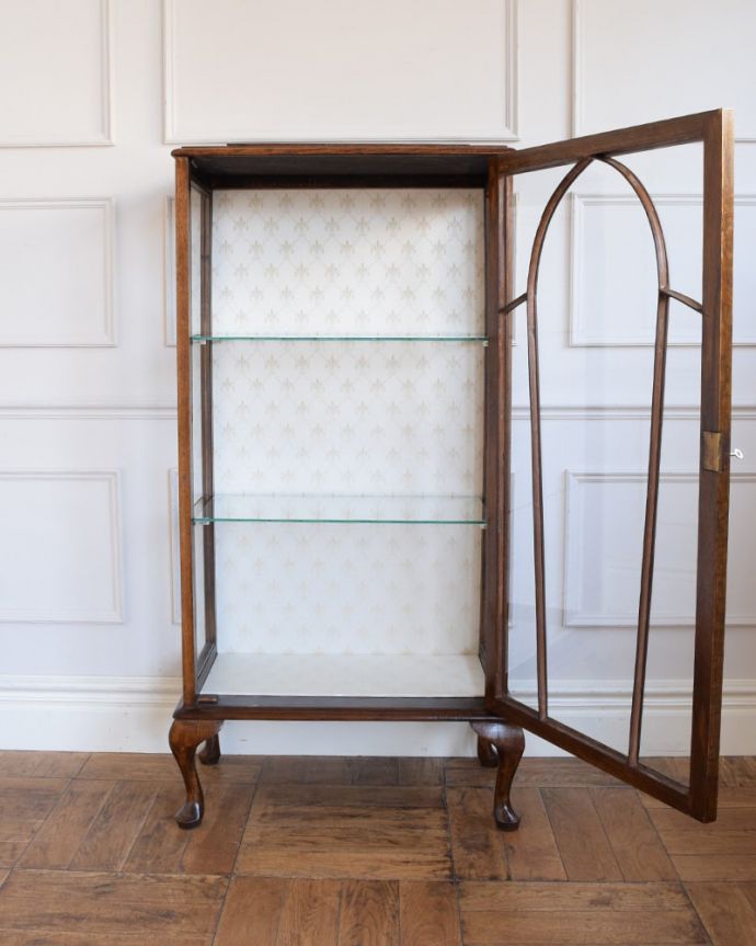 アンティークのキャビネット アンティーク家具 イギリスのアンティーク家具、どこにでも置ける小さなガラスキャビネット。扉を開けると、中はこんな感じです職人が背板の生地を新しいもので張り替えてキレイに修復して仕上げました。(q-2131-f)