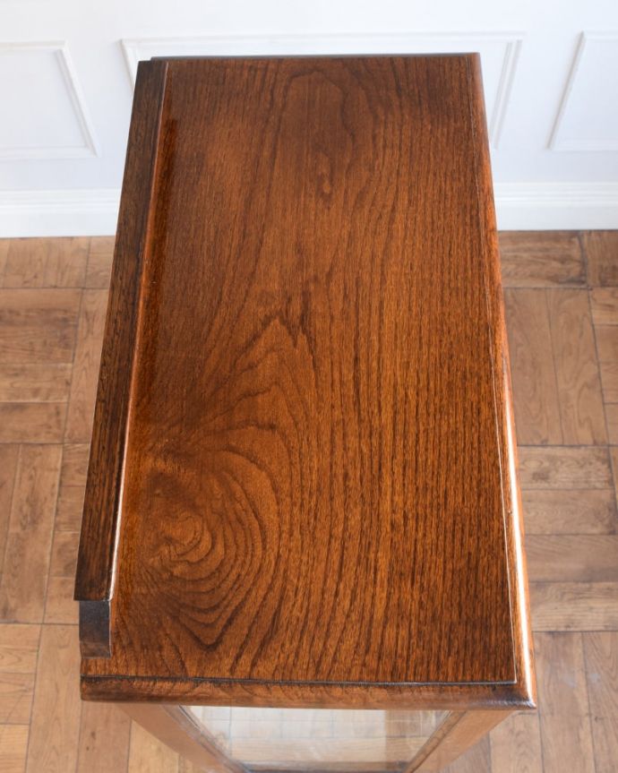 アンティークのキャビネット アンティーク家具 イギリスのアンティーク家具、どこにでも置ける小さなガラスキャビネット。上から形を見てみましょうキャビネットの形はこんな感じです。(q-2131-f)