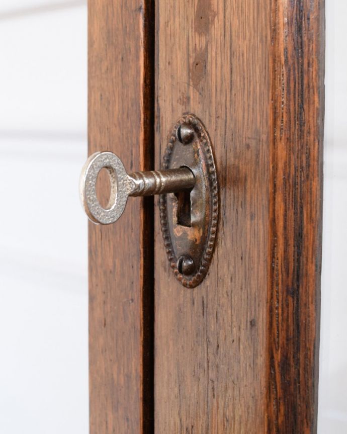 アンティークのキャビネット アンティーク家具 イギリスのアンティーク家具、どこにでも置ける小さなガラスキャビネット。開ける度にワクワクアンティークらしくカギが取っ手の代わり。(q-2131-f)