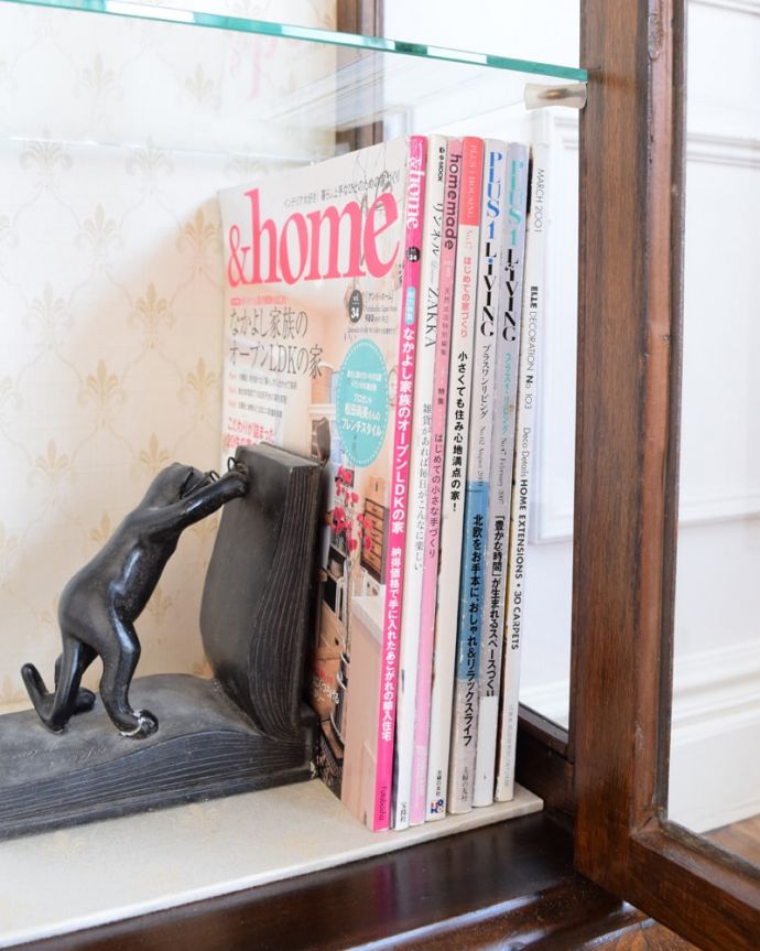 アンティークのキャビネット アンティーク家具 イギリスのアンティーク家具、どこにでも置ける小さなガラスキャビネット。扉の中は収納たっぷりA4サイズの雑誌までしっかり収納出来ちゃう大きさ。(q-2131-f)