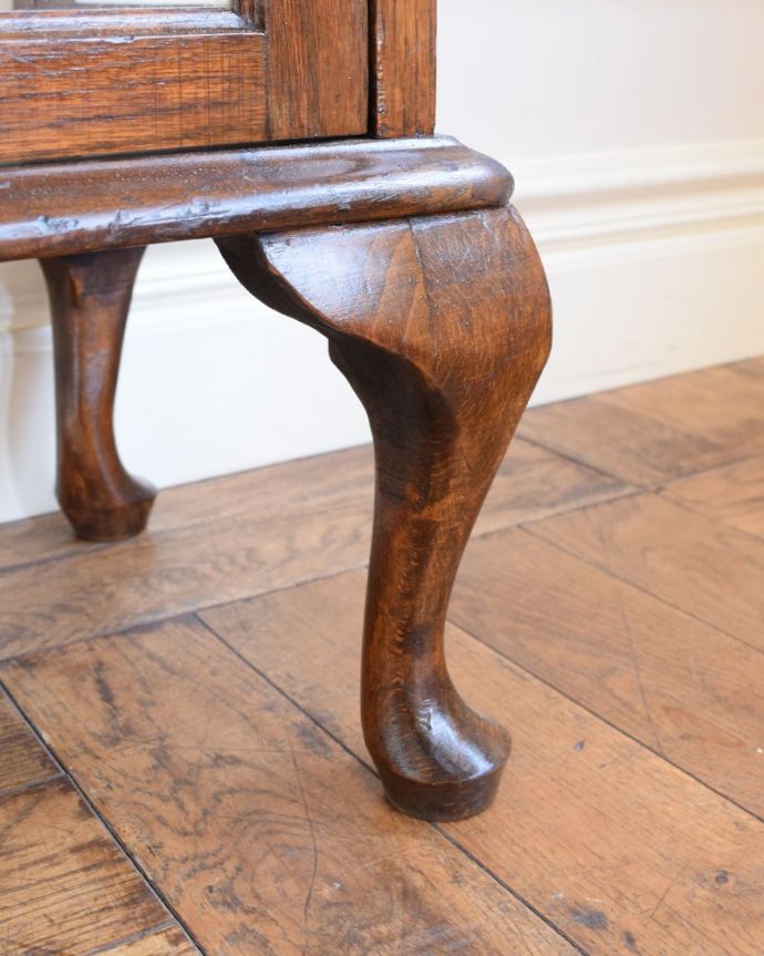 アンティークのキャビネット アンティーク家具 イギリスのアンティーク家具、どこにでも置ける小さなガラスキャビネット。女性1人でラクラク運べちゃう仕掛けHandleのアンティークは、脚の裏にフェルトキーパーをお付けしています。(q-2131-f)