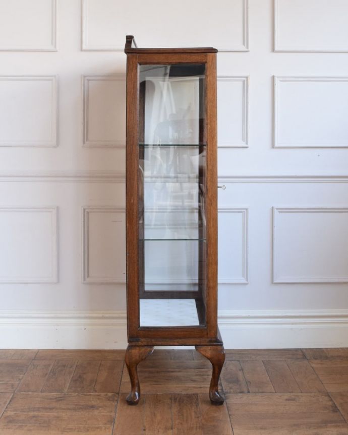 アンティークのキャビネット アンティーク家具 イギリスのアンティーク家具、どこにでも置ける小さなガラスキャビネット。横から見ると・・・横面もガラス。(q-2131-f)